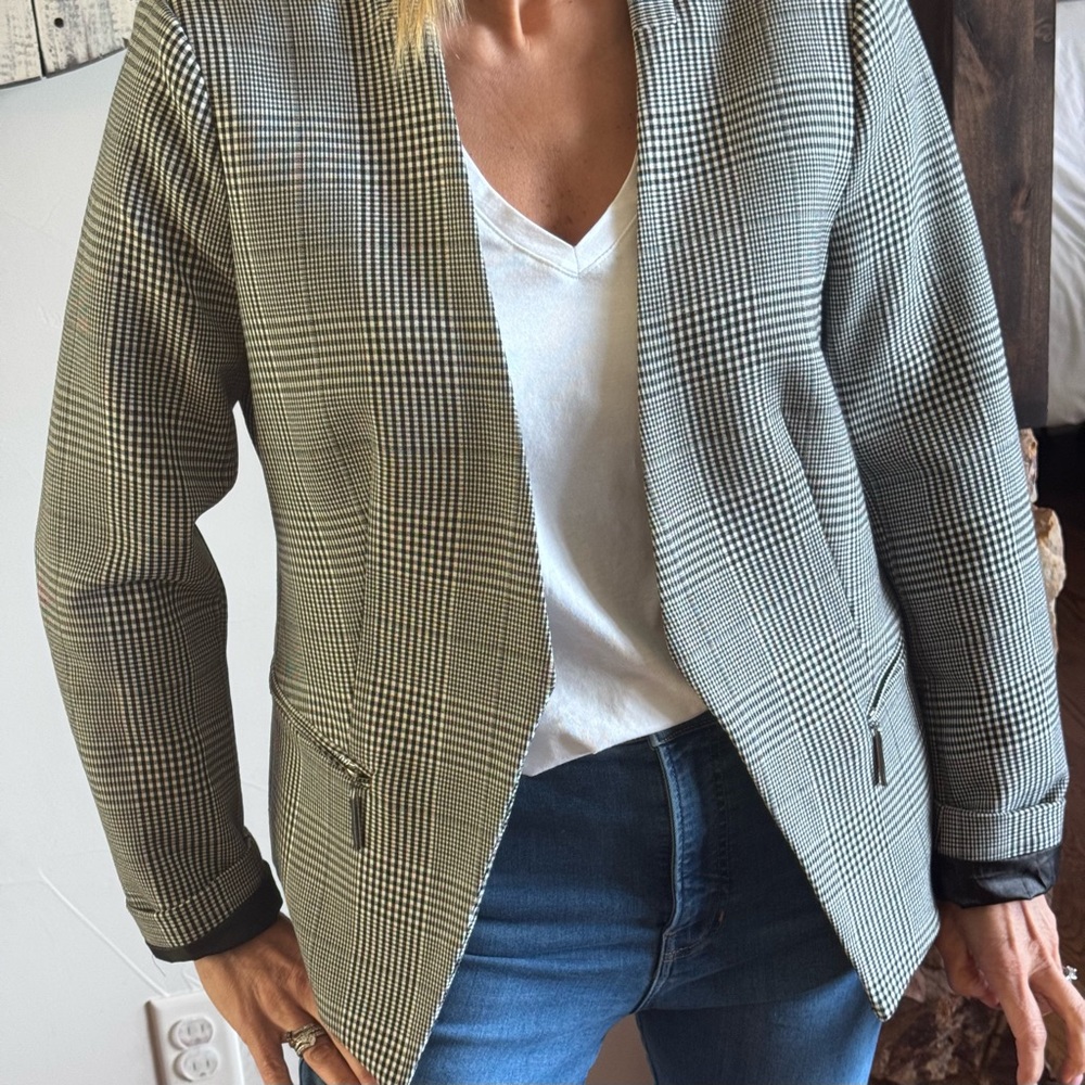 T Tahari Black and White Blazer Tailored Fit Notched Lapel